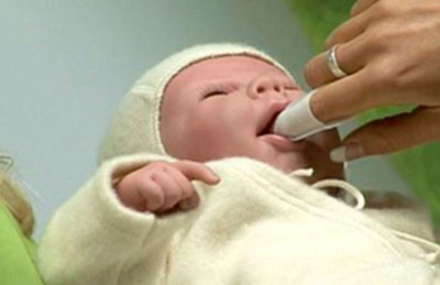 Чистка языка новорожденного Чистка языка новорожденного