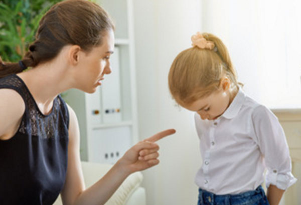 Мама отчитывает девочку за проступок