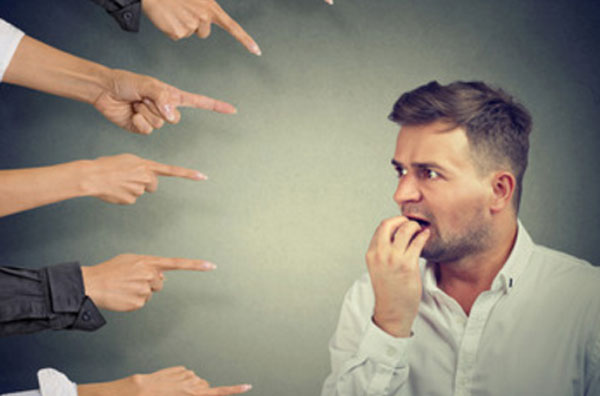 В сторону мужчины тычут пальцами пять человек