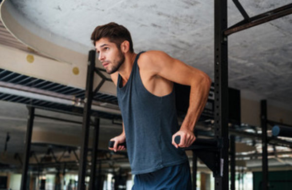 Парень занимается на турнике