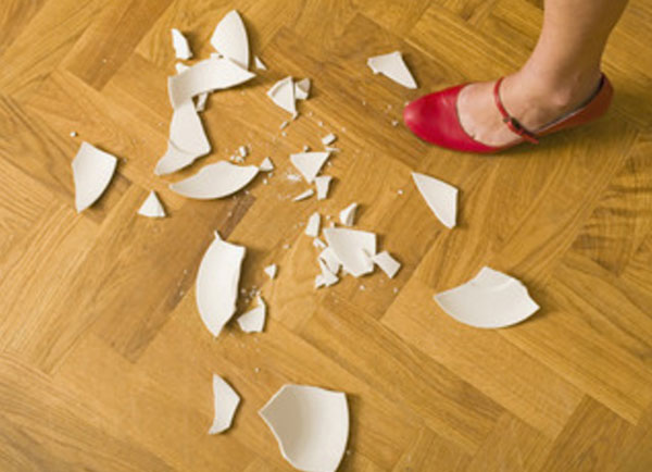 На полу разбитая тарелка и женская ножка