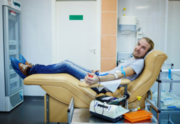 Парень сдает кровь. Донорство