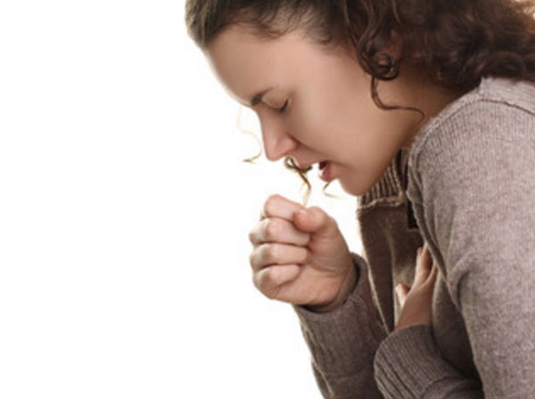 Женщина сильно кашляет