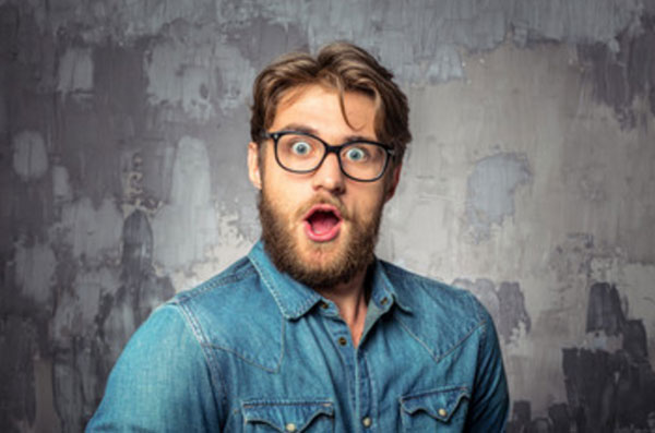 Мужчина в очках очень удивлен