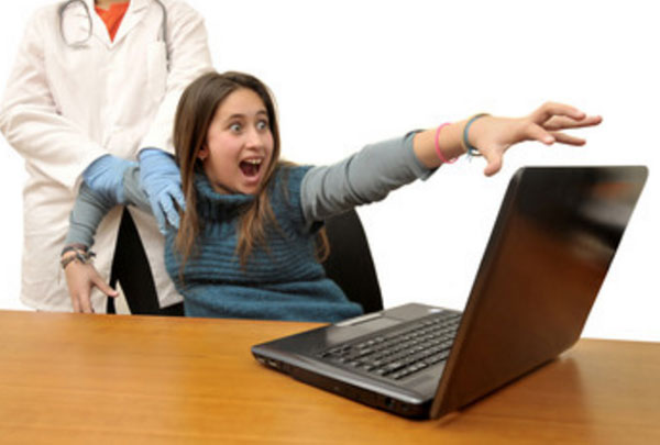 Доктор пытается оттянуть девушку от ноутбука, она сопротивляется
