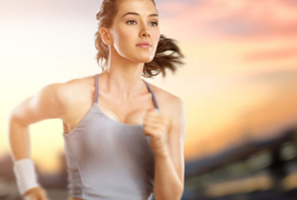 Девушка бежит