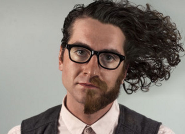 Мужчина, лицо которого разделено на половины. Одна с бородой и длинными волосами, другая без бороды и с короткой стрижкой