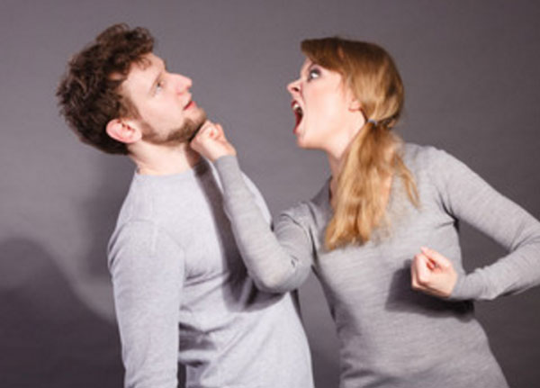 Женщина бьет мужа