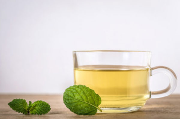 Чашка с настоем мяты