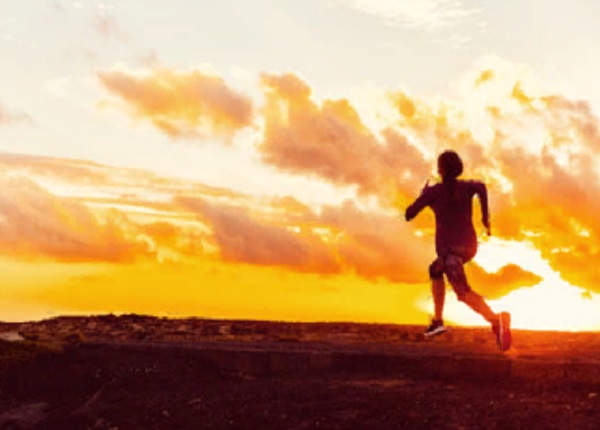 Мужчина занимается пробежкой