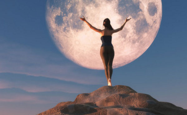 Силуэт женщины на фоне луны