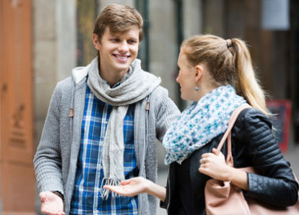 Девушка общается с парнем на улице