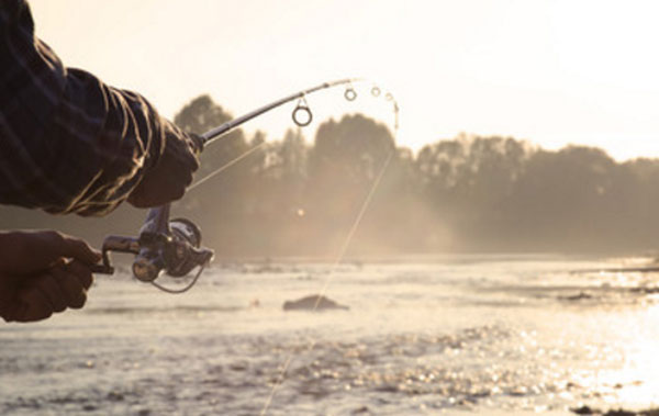 Мужчина закидывает удочку