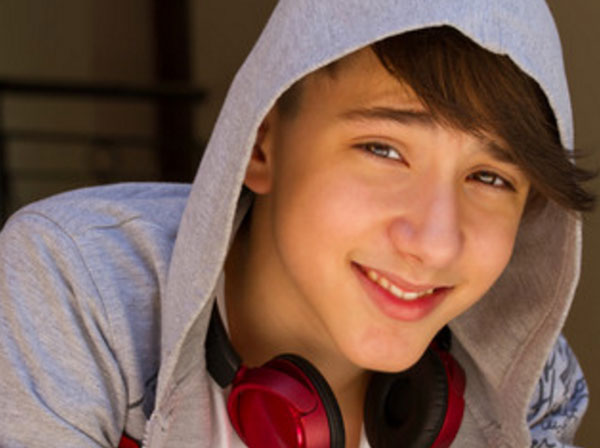 Парень смотрит прямо