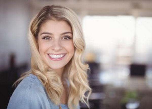 Красивая девушка улыбается