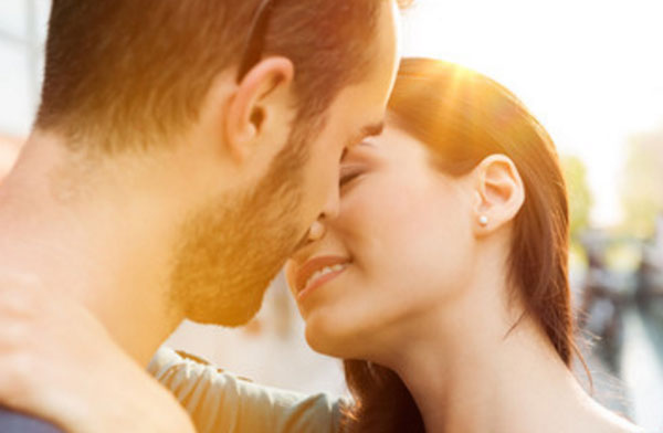 Парень целует девушку