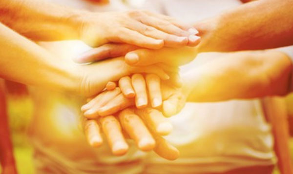 Несколько людей объединили свои руки - взаимопощь