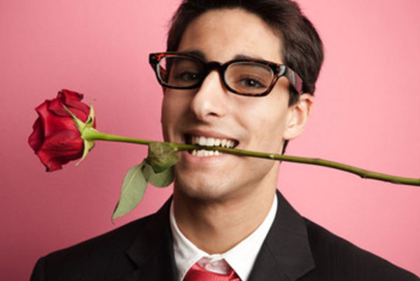 Парень в очках с розой в зубах
