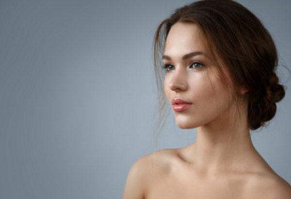 Красивая девушка без прически и макияжа