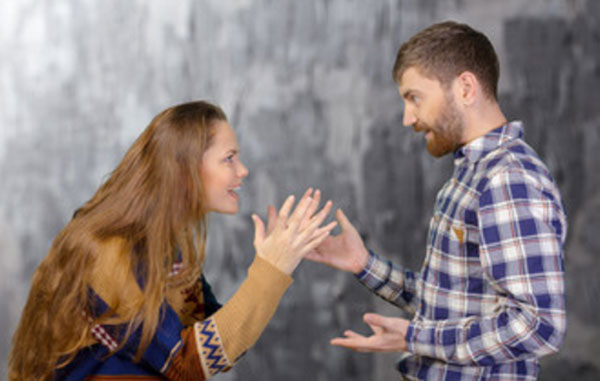 Муж с женой ссорятся