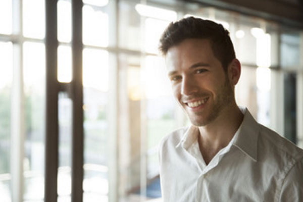 Улыбающийся мужчина