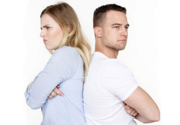 Мужчина и женщина стоят спиной друг к другу