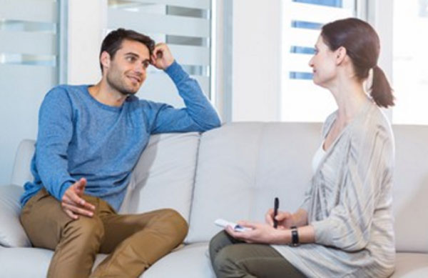 Мужчина общается с психотерапевтом