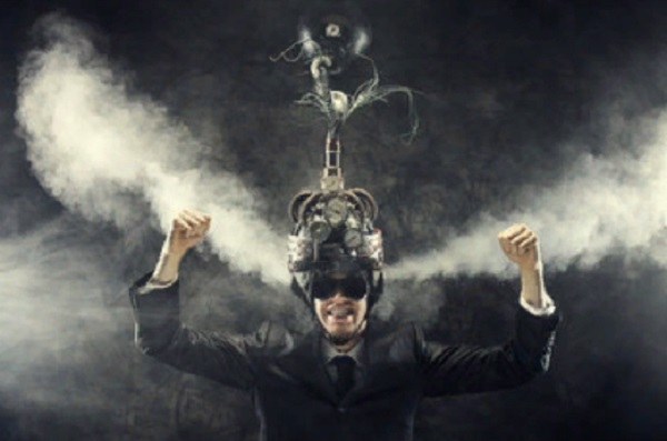 У мужчины на голове какое-то приспособление. Из ушей идет пар