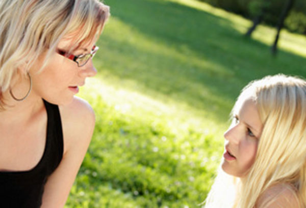 Женщина общается с подростком