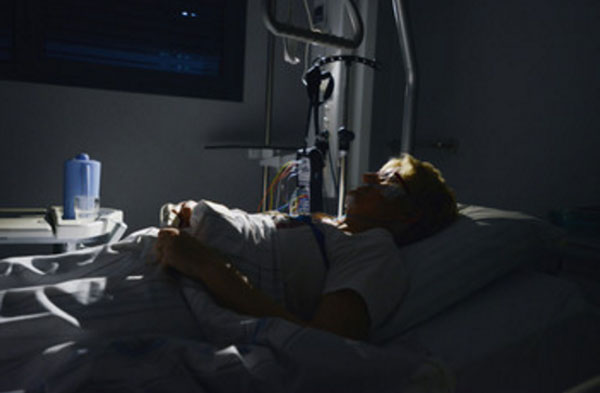 Полисомнография. Человек лежит, к нему присоединен аппарат