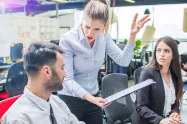 Женщина грубо обращается, кричит на коллег