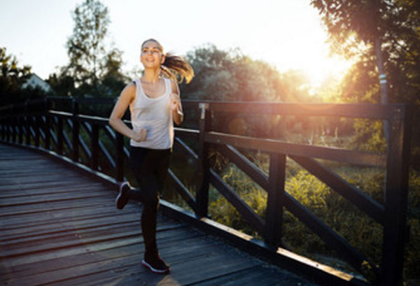 Девушка бежит по мосту