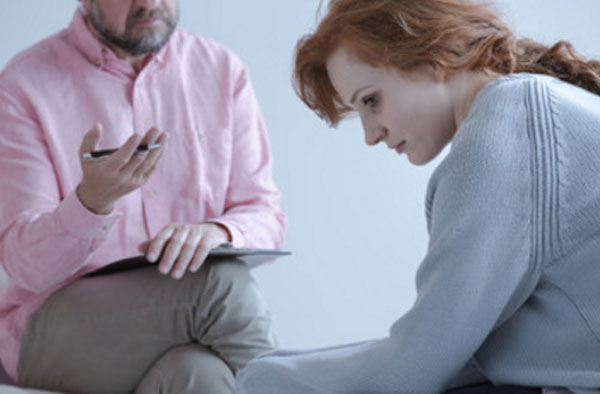 Психиатр общается с женщиной, которая плохо выглядит