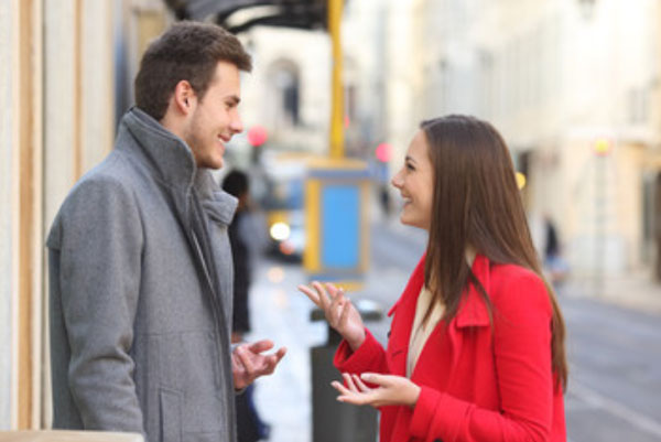 Парень общается с девушкой