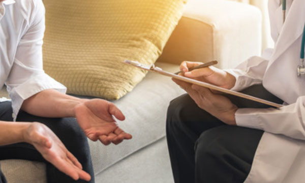 Врач проводит опрос пациента