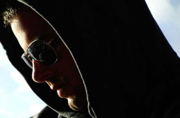 мужчина в капюшоне и в темных очках