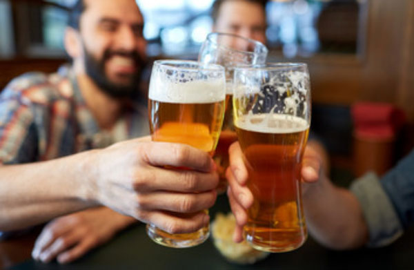 Мужчины с бокалами пива