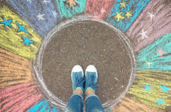 Девушка стоит в центре круга. Вокруг него звезды