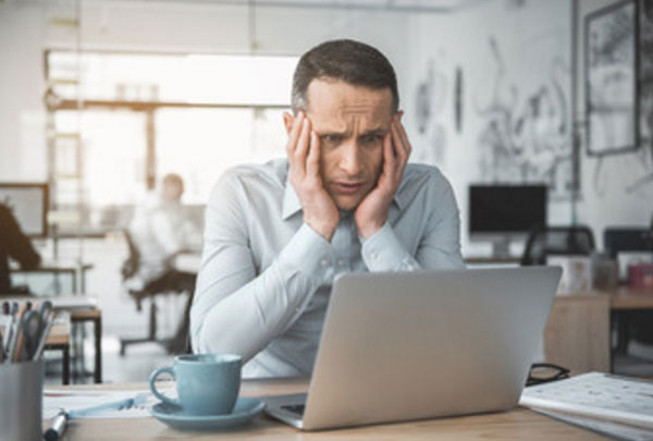 Мужчину перед ноутом одолели тревожные мысли
