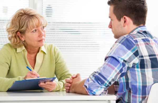 Мужчина общается с психотерапевтом