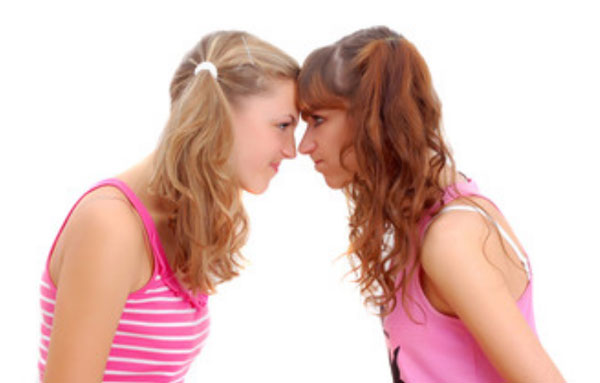 Две разозленные девушки уперлись лбами друг в друга