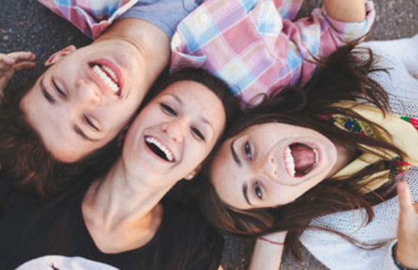 Друзья веселятся, две девушки и парень