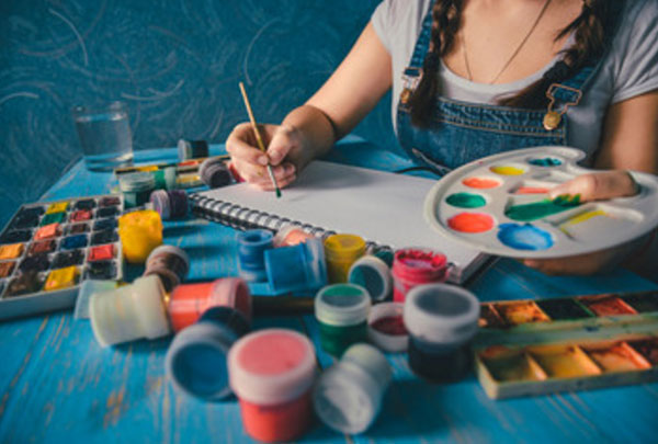 Девушка рисует гуашью