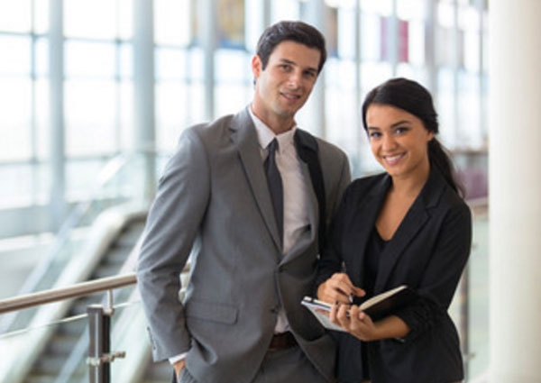 Молодые девушка и парень в костюмах