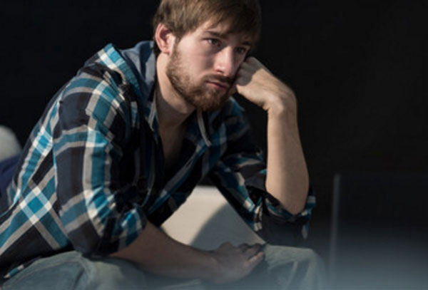 Грустный мужчина в задумчивости