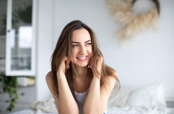 Девушка улыбается