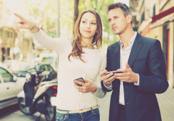 Девушка объясняет парню, как куда-то пройти