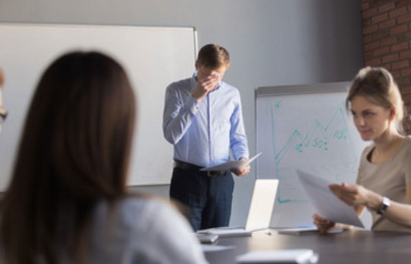 Мужчина делал доклад перед коллегами, ему стало плохо, вытирает пот с лица