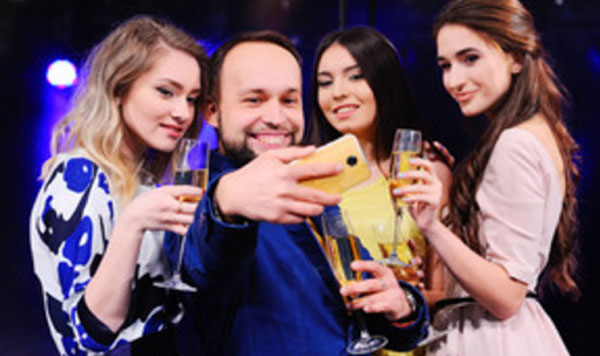 Мужчина в окружении трех девушек