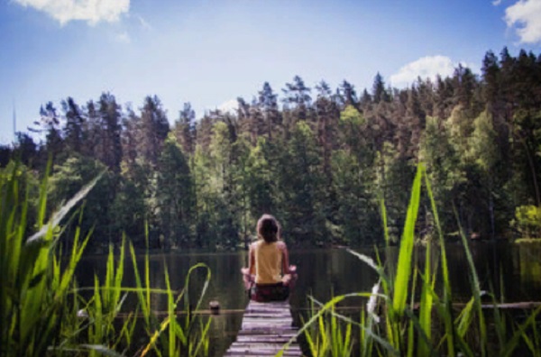 Женщина сидит на причале